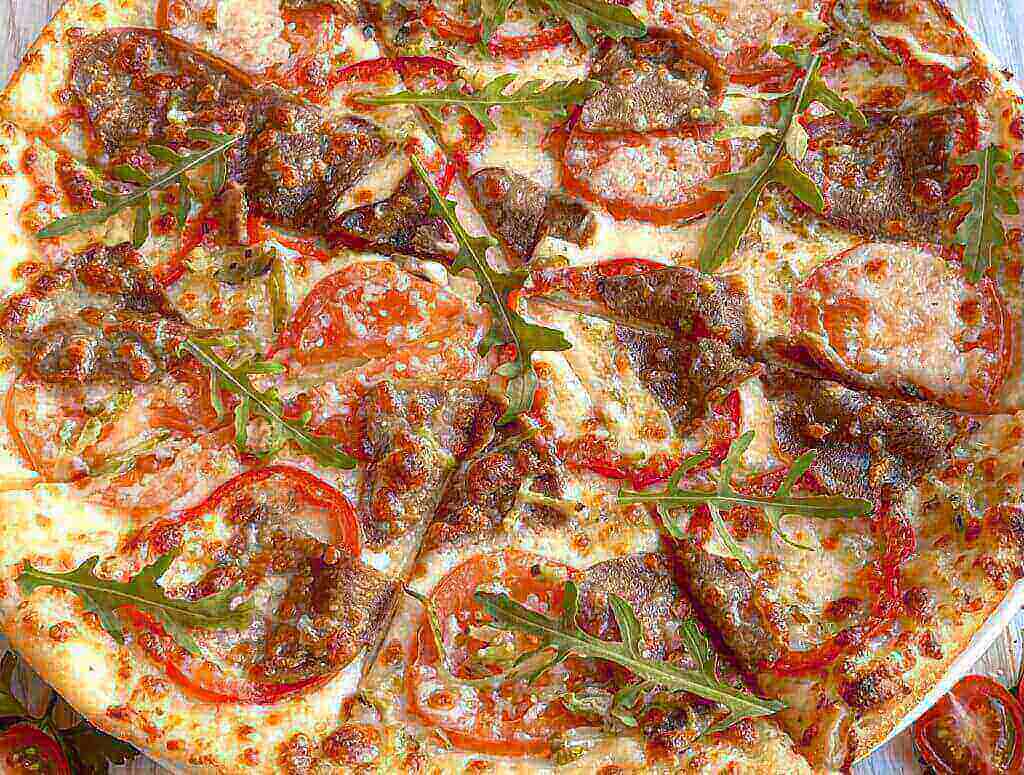 Пицца с мясом языка и сыром пармезан